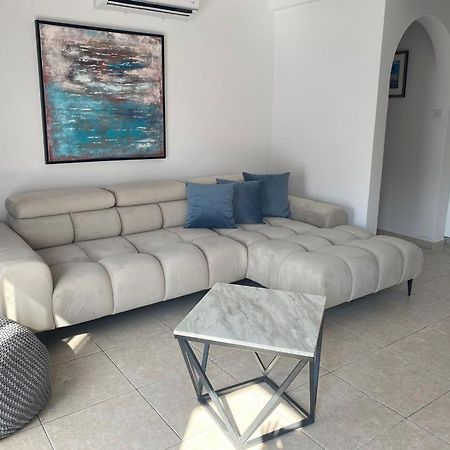 Central Pool-Side 2 Bedroom Apartment In Paphos Eksteriør billede
