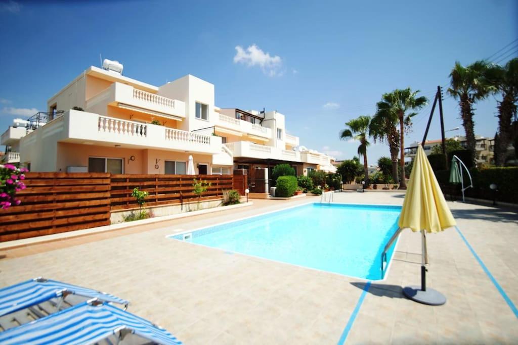 Central Pool-Side 2 Bedroom Apartment In Paphos Eksteriør billede