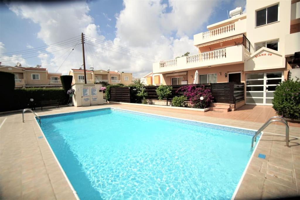Central Pool-Side 2 Bedroom Apartment In Paphos Eksteriør billede