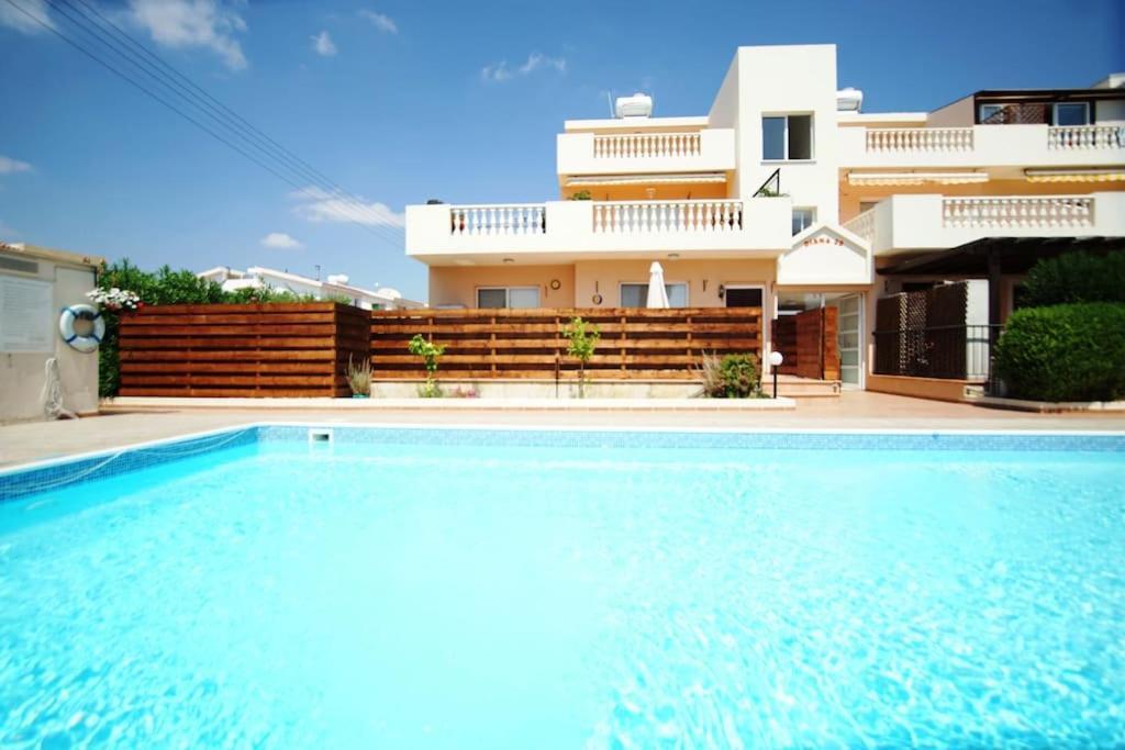 Central Pool-Side 2 Bedroom Apartment In Paphos Eksteriør billede