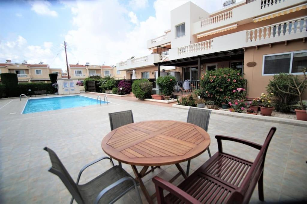 Central Pool-Side 2 Bedroom Apartment In Paphos Eksteriør billede