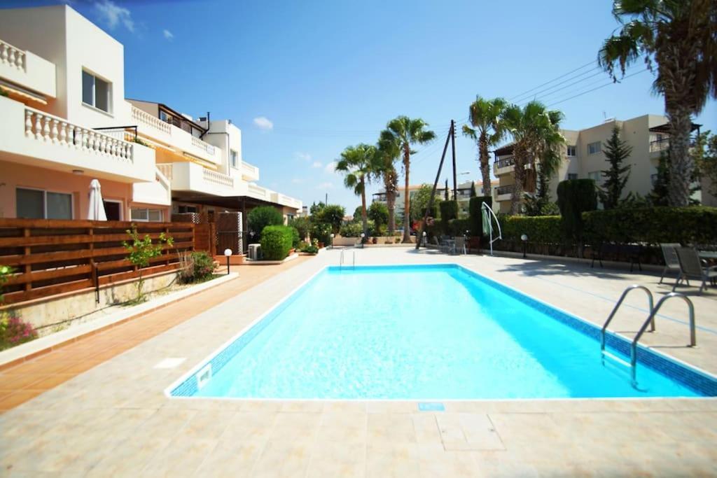 Central Pool-Side 2 Bedroom Apartment In Paphos Eksteriør billede