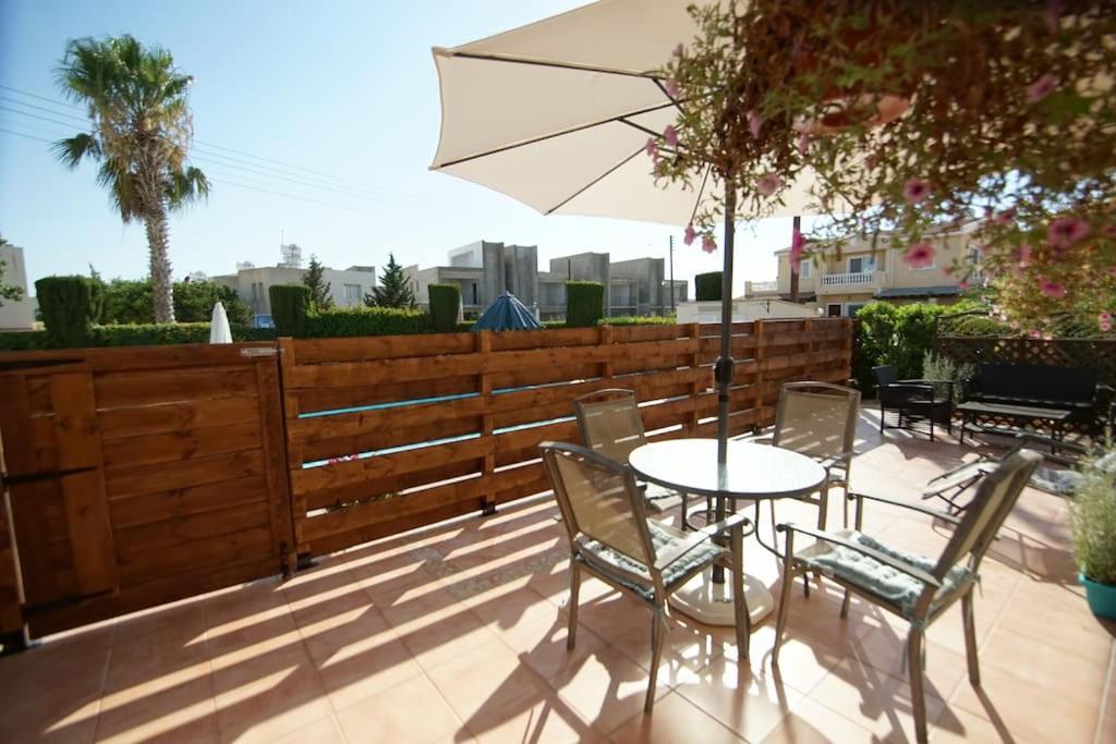 Central Pool-Side 2 Bedroom Apartment In Paphos Eksteriør billede