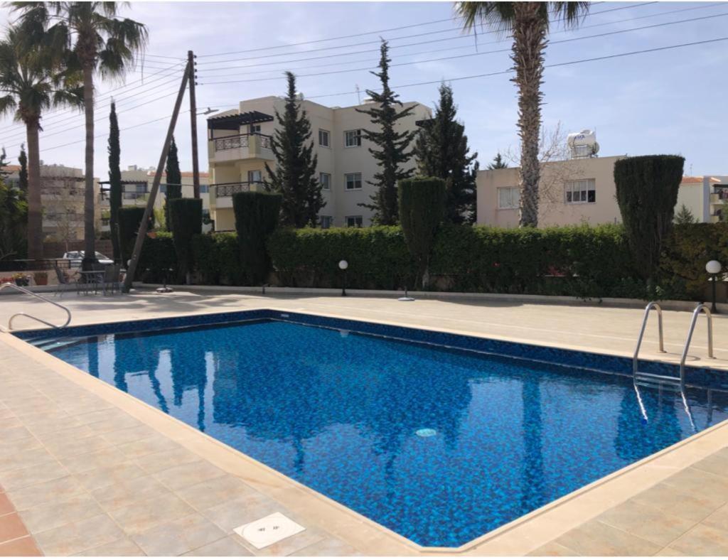 Central Pool-Side 2 Bedroom Apartment In Paphos Eksteriør billede