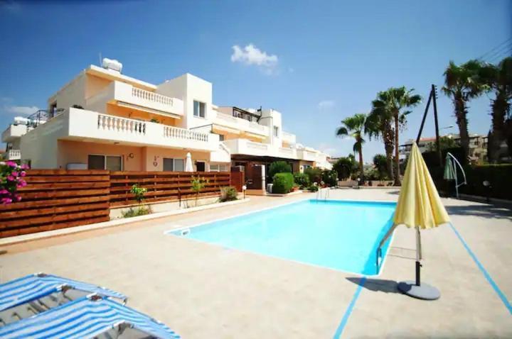 Central Pool-Side 2 Bedroom Apartment In Paphos Eksteriør billede
