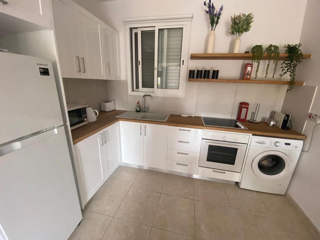 Central Pool-Side 2 Bedroom Apartment In Paphos Eksteriør billede