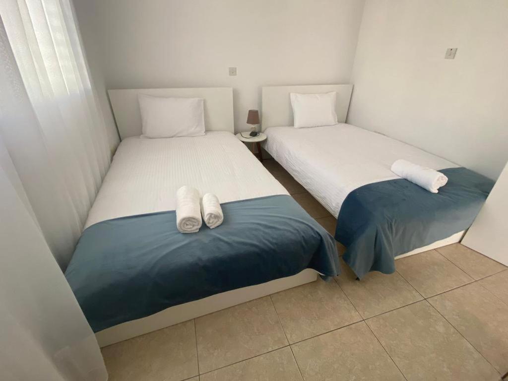 Central Pool-Side 2 Bedroom Apartment In Paphos Eksteriør billede