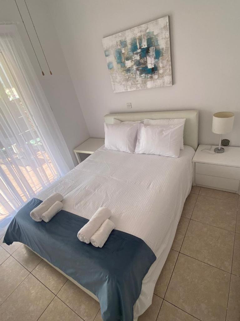 Central Pool-Side 2 Bedroom Apartment In Paphos Eksteriør billede