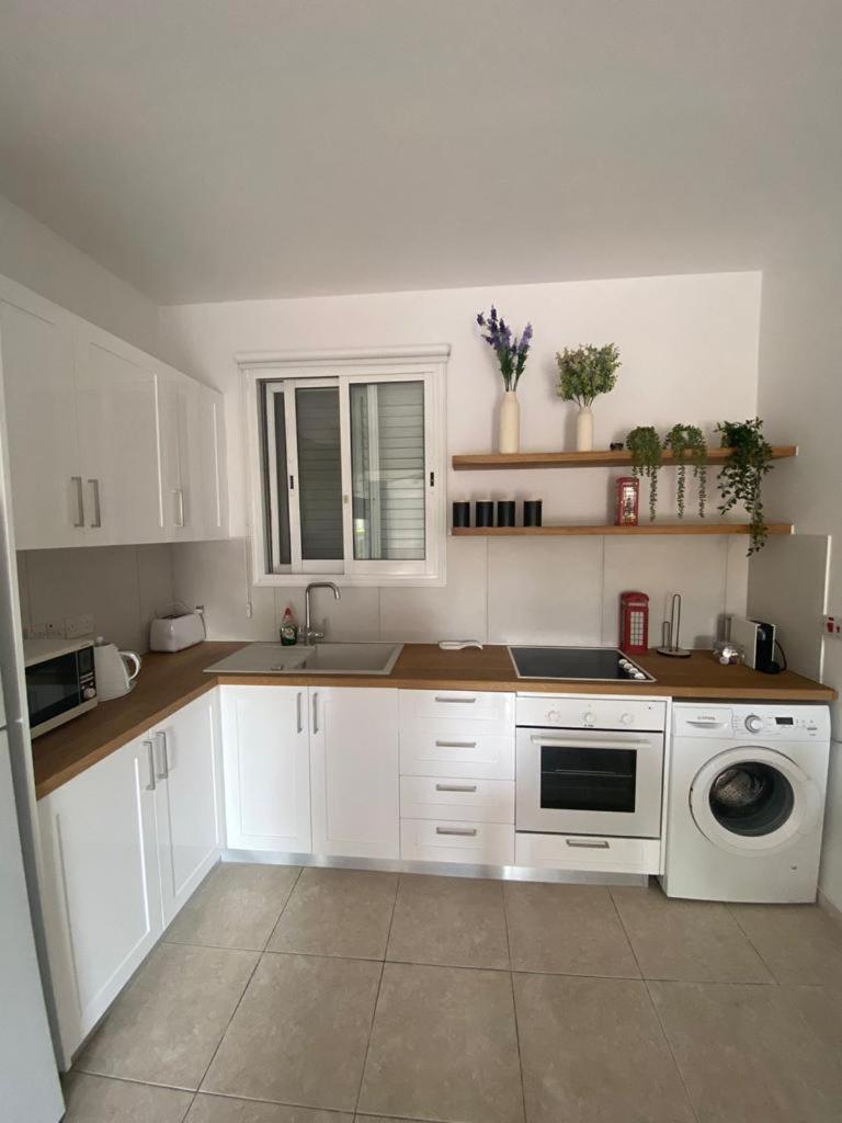 Central Pool-Side 2 Bedroom Apartment In Paphos Eksteriør billede