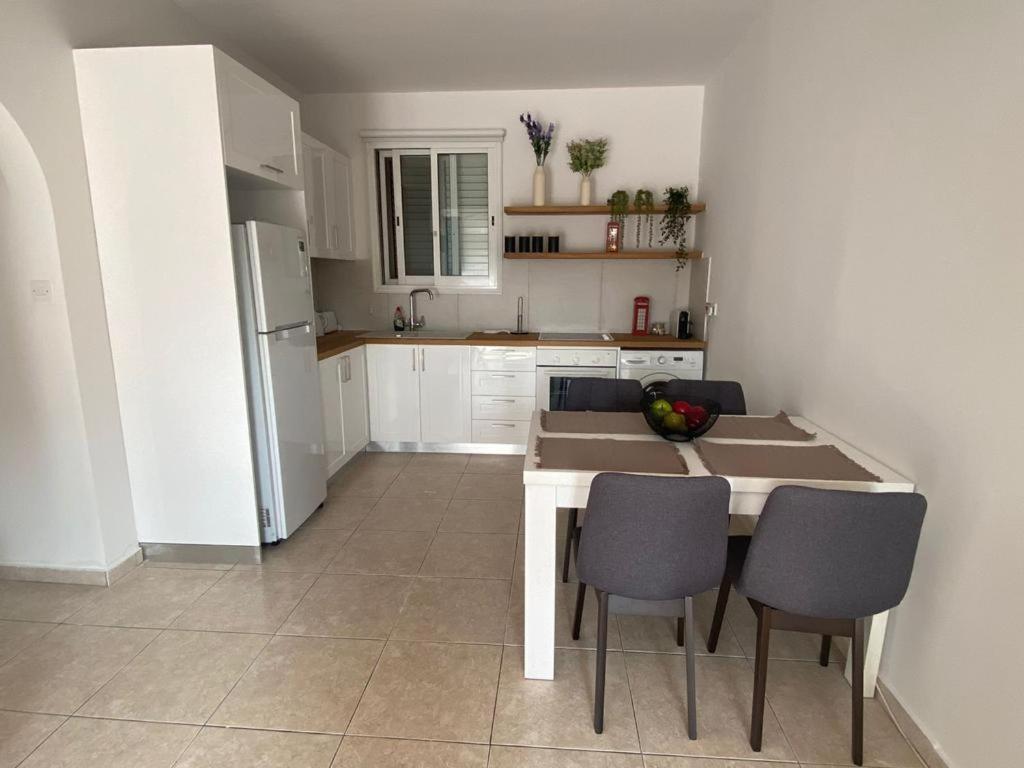 Central Pool-Side 2 Bedroom Apartment In Paphos Eksteriør billede